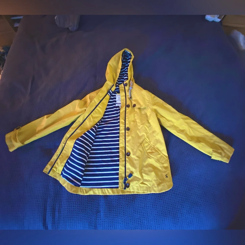 Joules rain jacket like new condition. Breathable but warm - Picture 2 of 4
